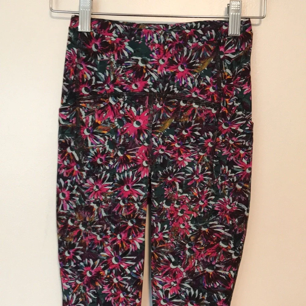 Like New LuluLemon Leggings - Picture 3 of 8